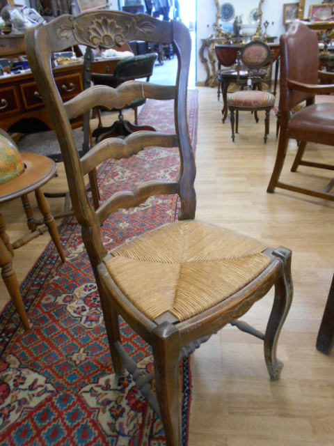 Gruppo di 6 sedie provenzali in legno di rovere con seduta impagliata